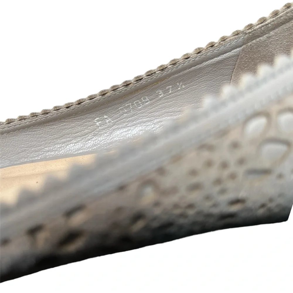 7 1/2. Christian Dior laser cut floral leather grey flats shoes - Picture 6 of 6